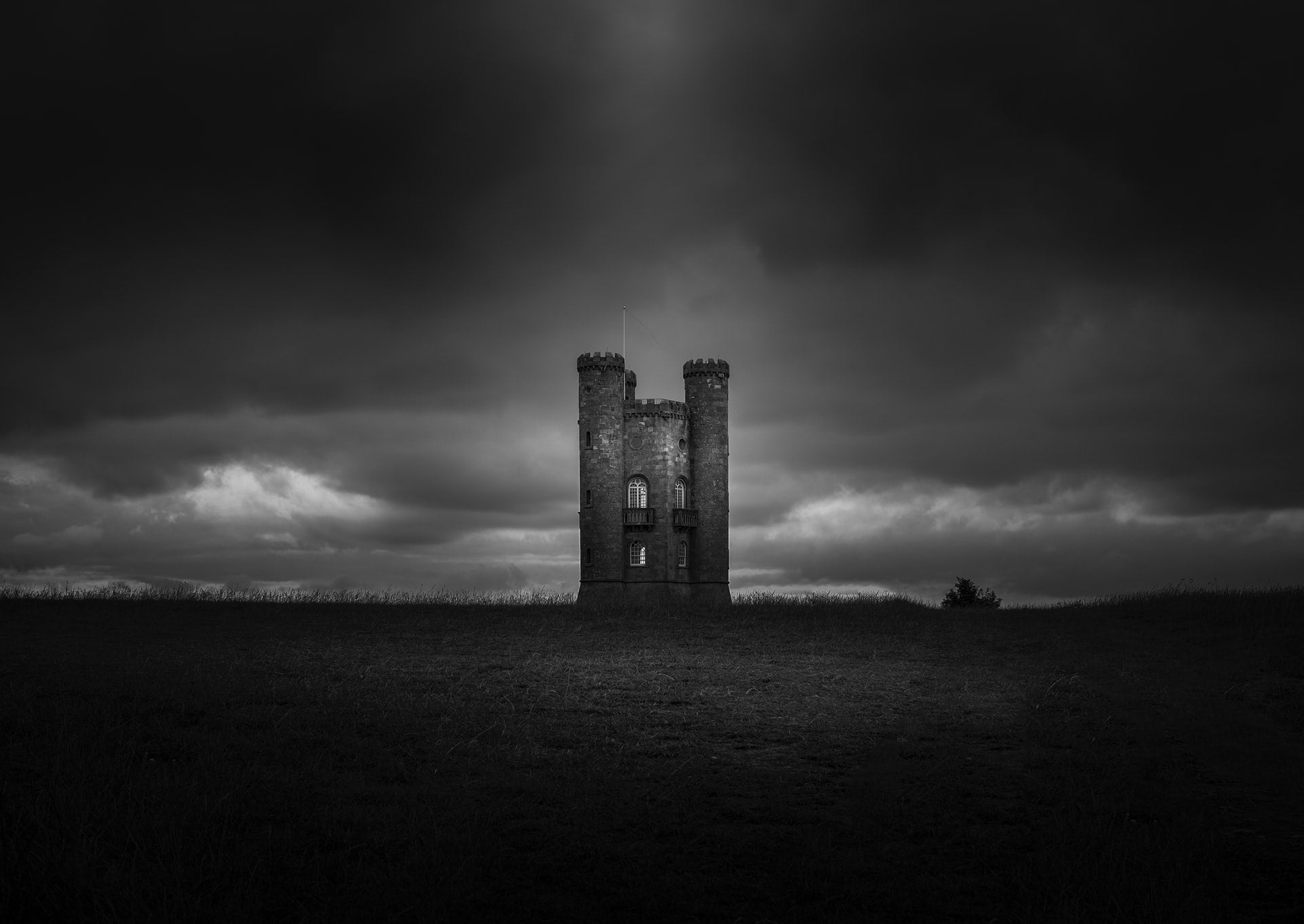 Broadway Tower Photo by Zoltan Tasi on Unsplash